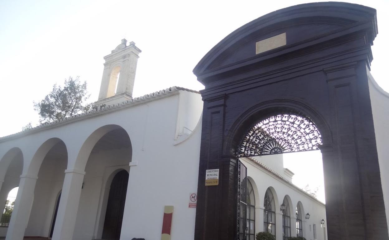 Fachada del cementerio municipal de Vélez. 