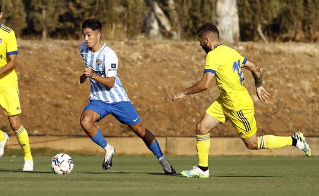Imagen principal - La cantera del Málaga mantiene el pulso pero no evita la derrota (1-2)