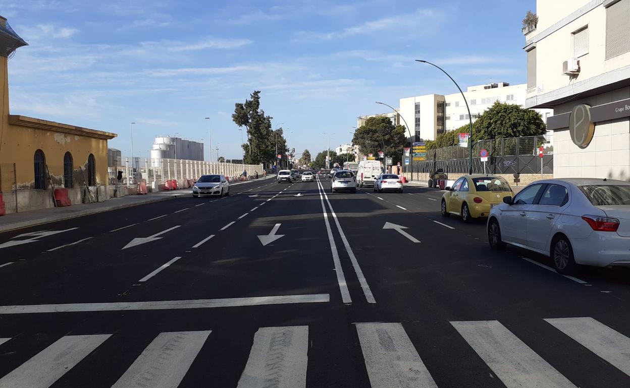 Estado en el que ha quedado la avenida Manuel Agustín Heredia, que ha consolidado el tercer carril para coches. 