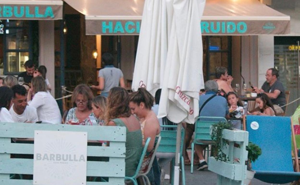 El restaurante Barbulla se ubica en el centro urbano de San Pedro Alcántara.