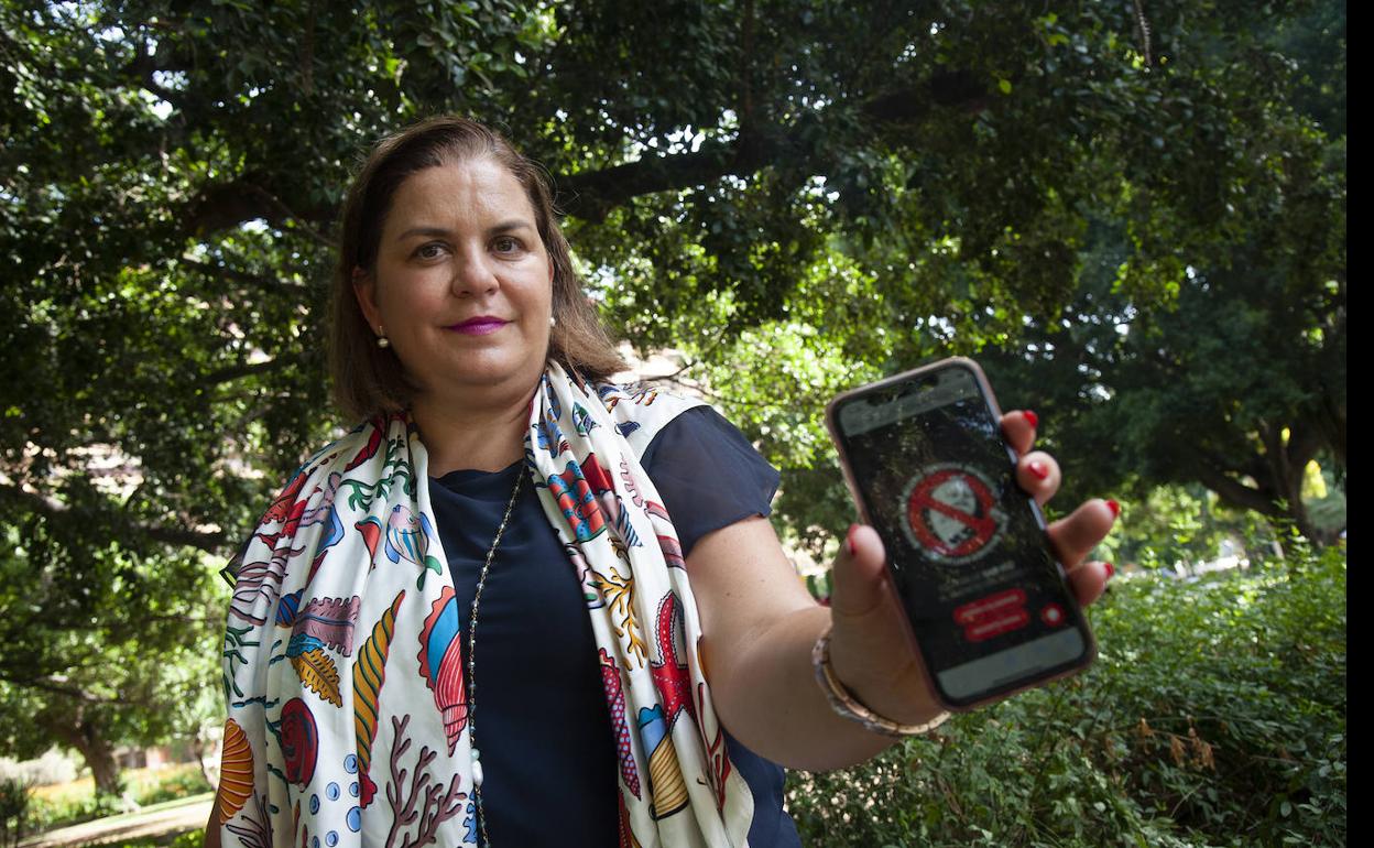 Marta González enseña en su móvil el chat de la Brigada Antiacoso, un proyecto puesto en marcha hace un año y medio para luchar contra el 'bullying'