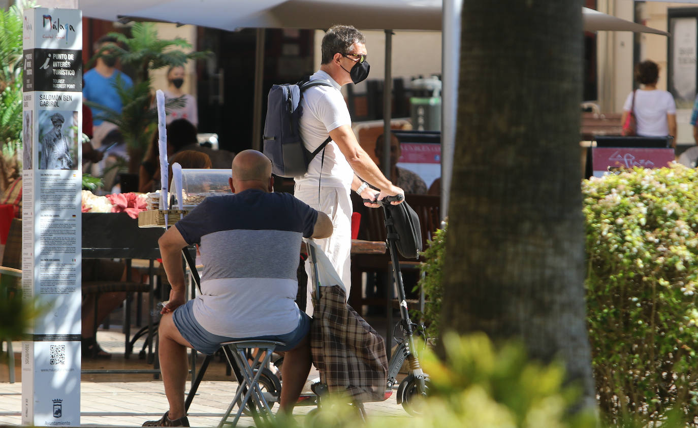 Fotos: Antonio Banderas, en patinete por el Centro de Málaga tras superar el coronavirus