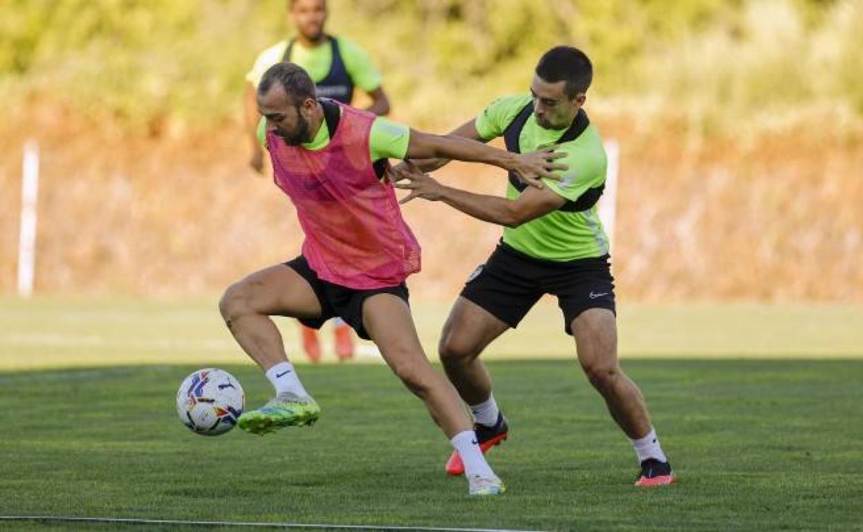 Keidi, en una disputa con Ramón en un entrenamiento reciente. 