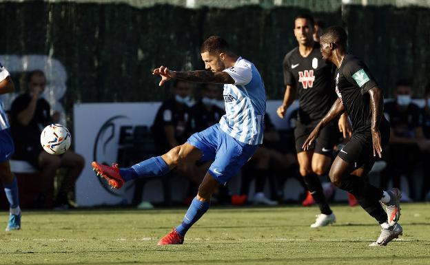 Tete, en un golpeo de balón en el primer tiempo. 