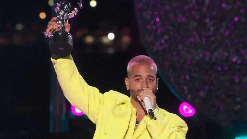 Una larga lista de las figuras más destacadas de la música, como Lady Gaga, Ariana Grande, Miley Cyrus, Maluma o The Weeknd, participaron este domingo en la ceremonia de la cadena MTV, distinta a la de años anteriores por la pandemia y que se celebró con varios conciertos al aire libre. 