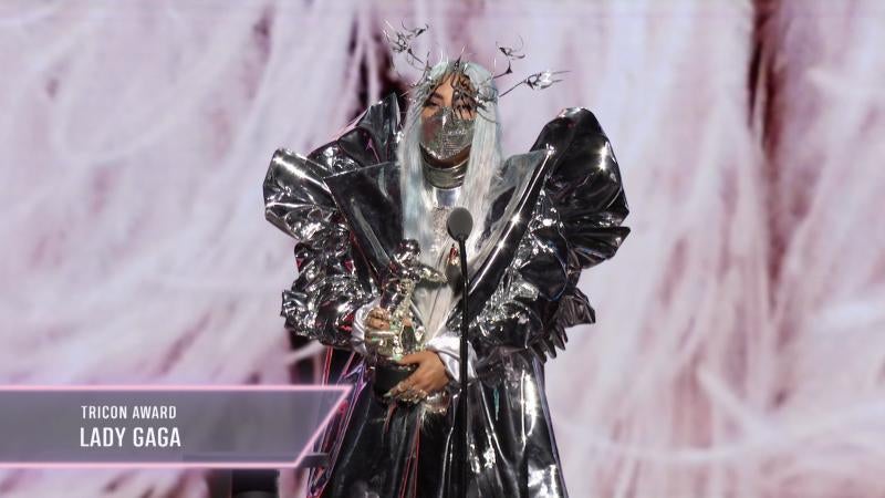 Una larga lista de las figuras más destacadas de la música, como Lady Gaga, Ariana Grande, Miley Cyrus, Maluma o The Weeknd, participaron este domingo en la ceremonia de la cadena MTV, distinta a la de años anteriores por la pandemia y que se celebró con varios conciertos al aire libre. 