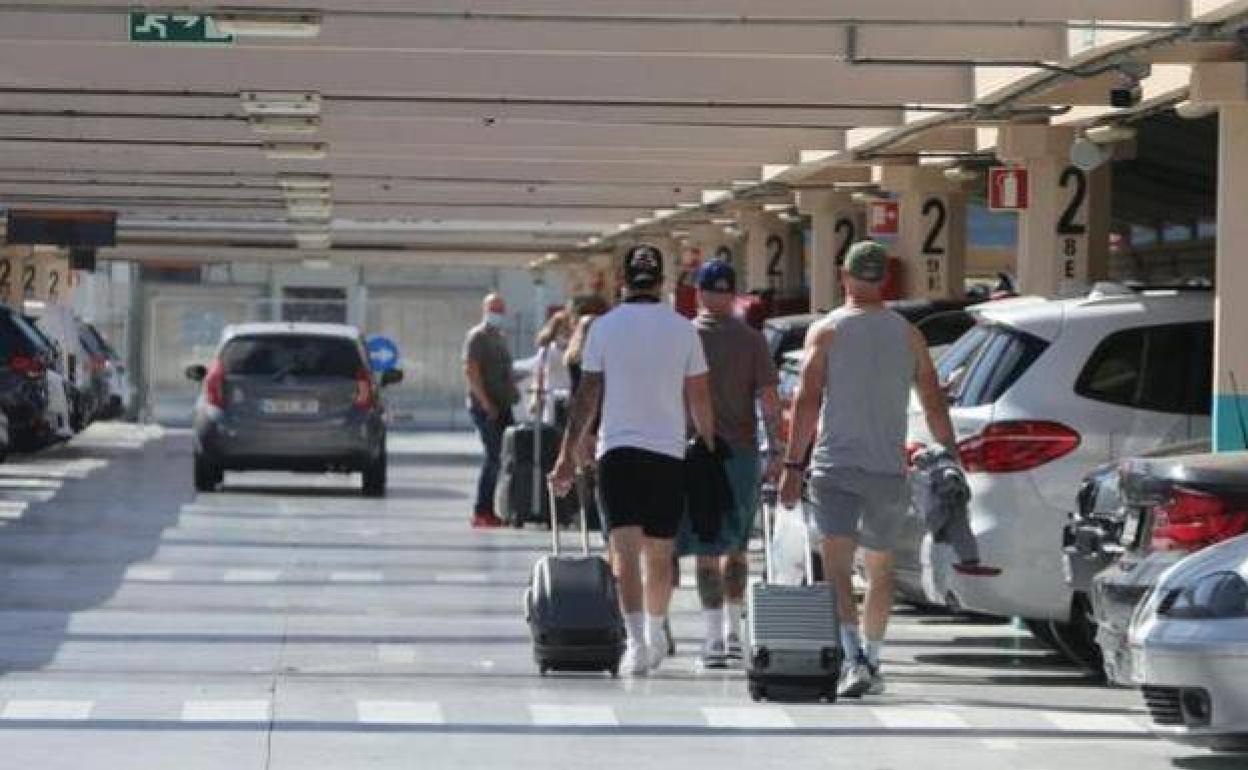 Imagen de archivo de turistas a su llegada al aeropuerto de Málaga. 