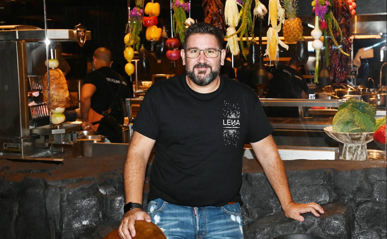 Dani García, en su restaurante Leña, que inauguró el pasado mes de junio en Marbella.