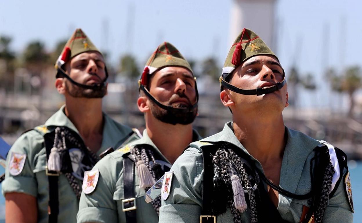 Una imagen de archivo de tres caballeros, tomada en un desfile militar en Málaga. 