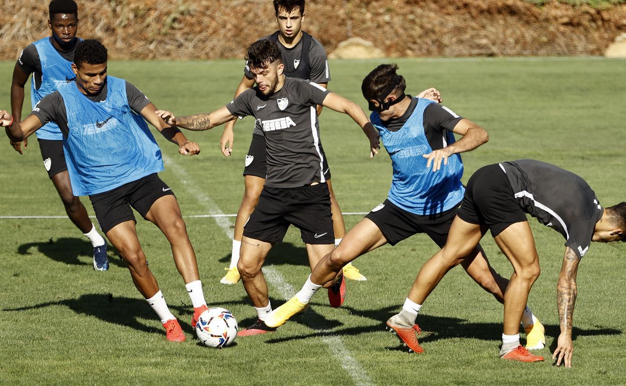 De izquierda a derecha: Issa Fomba, Mike, Mini, Iván Jaime, Julio y Hoyos, canteranos del Málaga que están entrenándose y participando en los amistosos de pretemporada con el primer equipo.