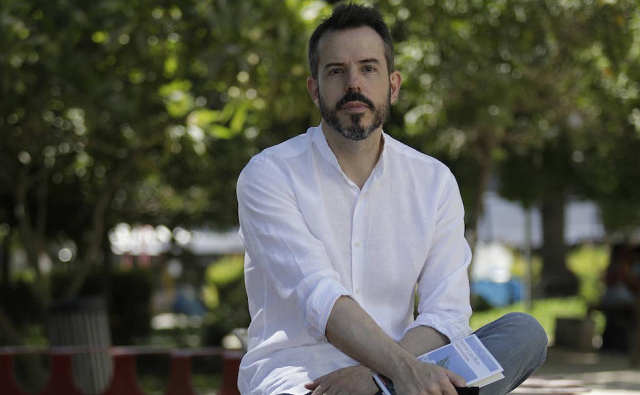 El escritor Vicente Luis Mora, en la plaza del Poeta Alfonso Canales, tras la entrevista. 