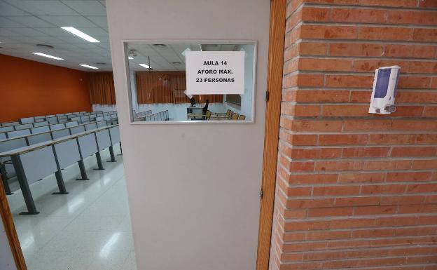 Dispensadores de hidrogel en todas las aulas. 