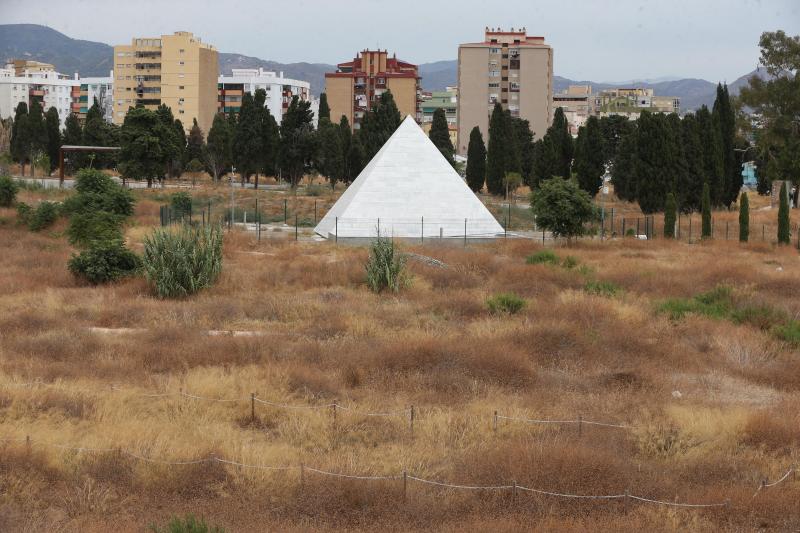 Maleza seca y basuras invaden la zona en la que se proyecta un parque y que en la actualidad se encuentra sin terminar y abandonada tras seis años de obras que necesitan una nueva inyección de tres millones de euros para acabarse.