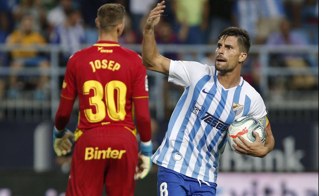 Adrián reclama el apoyo del público tras marcar ante Las Palmas la pasada temporada. | ÑITO SALAS