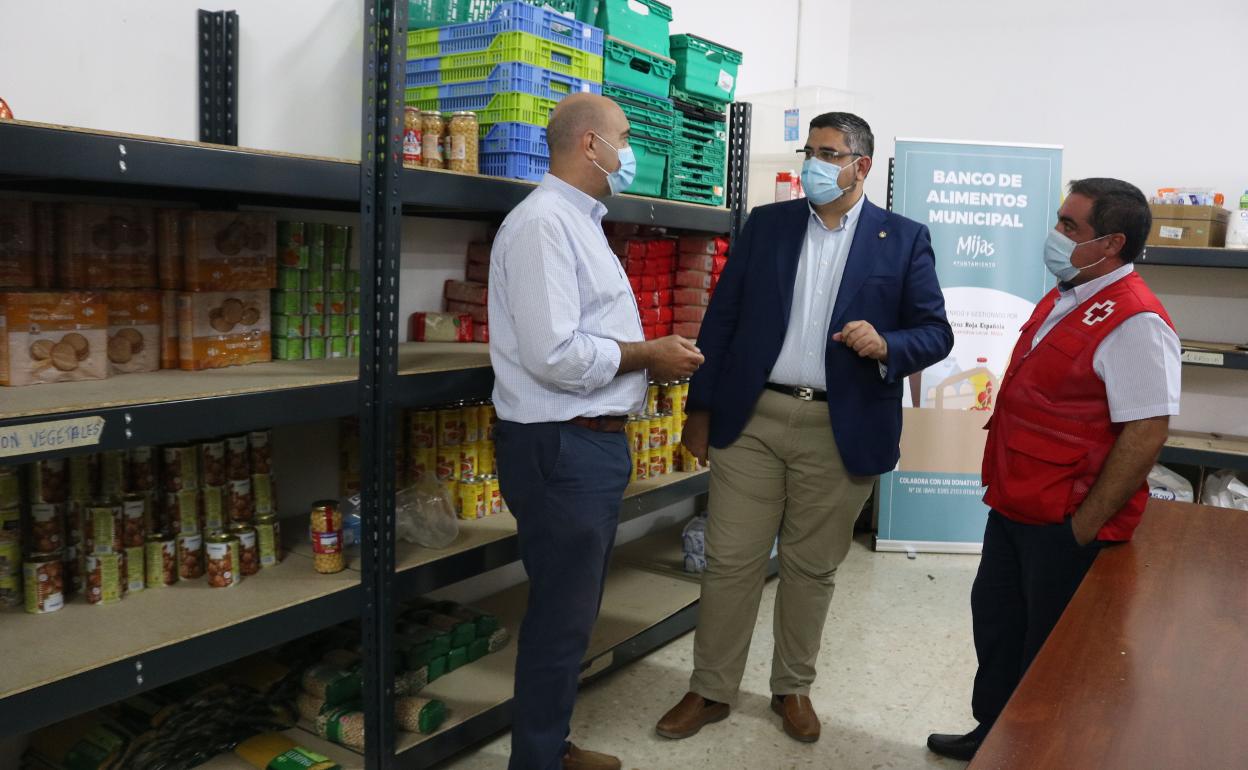 Hipólito Zapico y Josele González visitan la sede del banco de alimentos.