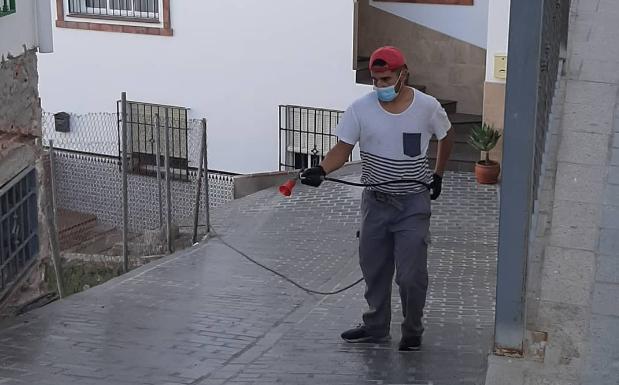 Trabajos de desinfección en las calles de El Borge. 