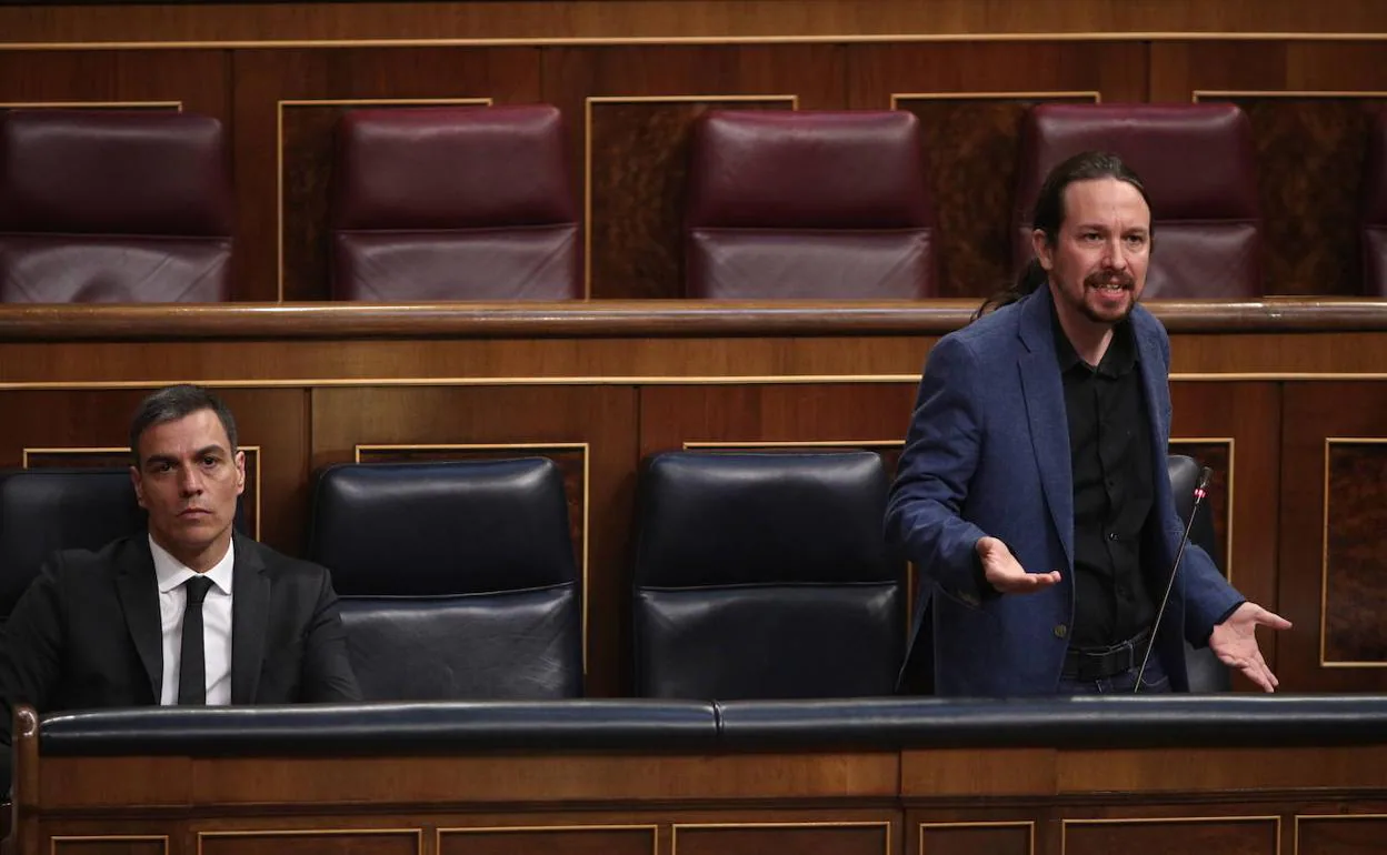 Sánchez e Iglesias, en los escaño azules del Gobierno, durante una sesión de control en mayo de este año.