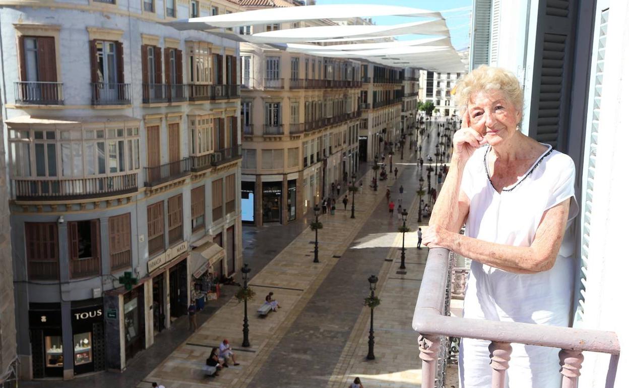 Remedios Rodríguez Navarrete se asoma a la calle Larios, la suya, desde el balcón de su casa