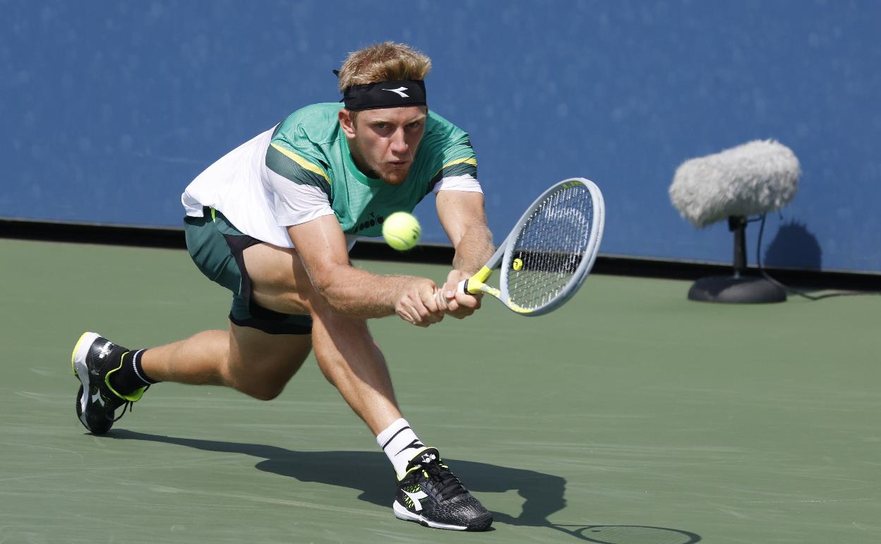 Davidovich se flexiona para llegar a una bola baja de revés ante Norrie.