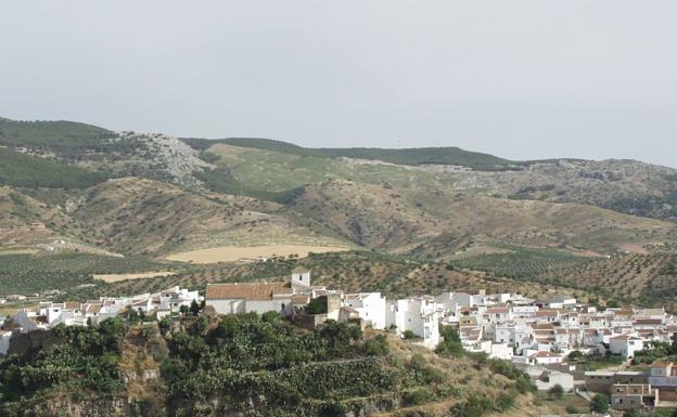Imagen de El Burgo en 2013, donde aún se podían ver numerosas chumberas en una de las laderas del cerro sobre el que se encuentra
