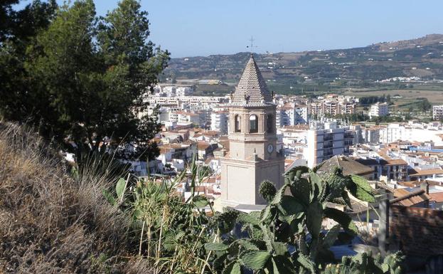 Imagen principal - Chumbera en el entorno del castillo de Vélez-Málaga. Finca de donde salen los frutos de 'El tío lo chumbo'. Chumbos de Coín. 