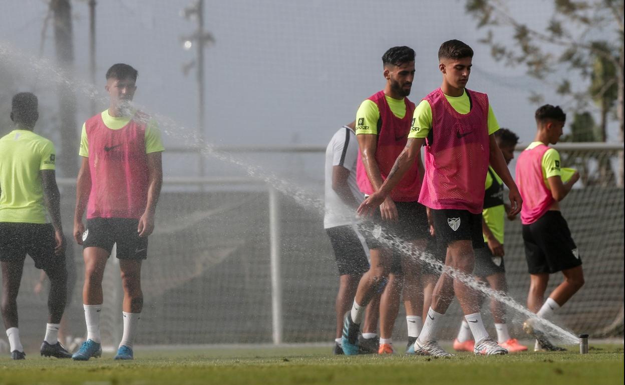 A la derecha, los canteranos Juande y Cristo, que son duda para jugar el primer partido de Liga por lesión, en un entrenamiento de hace dos semanas