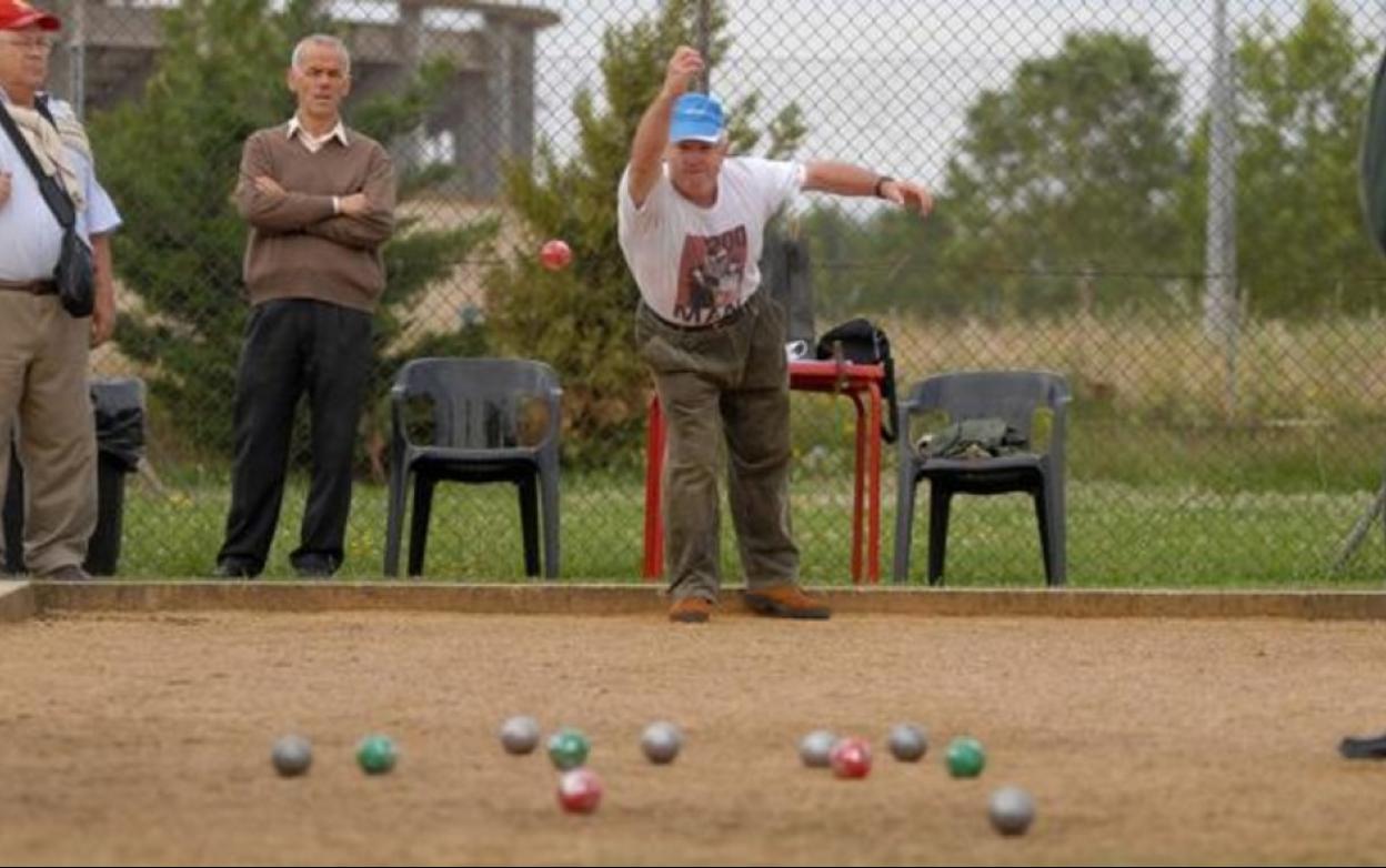 Un grupo de jubilados en las calles de Bilbao. efe
