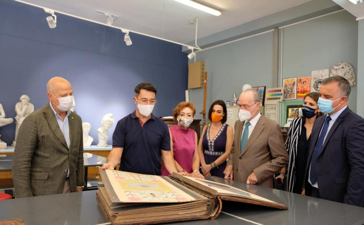 El consejero de Educación y el alcalde de Málaga, durante su visita ayer a la Escuela de Arte San Telmo. 