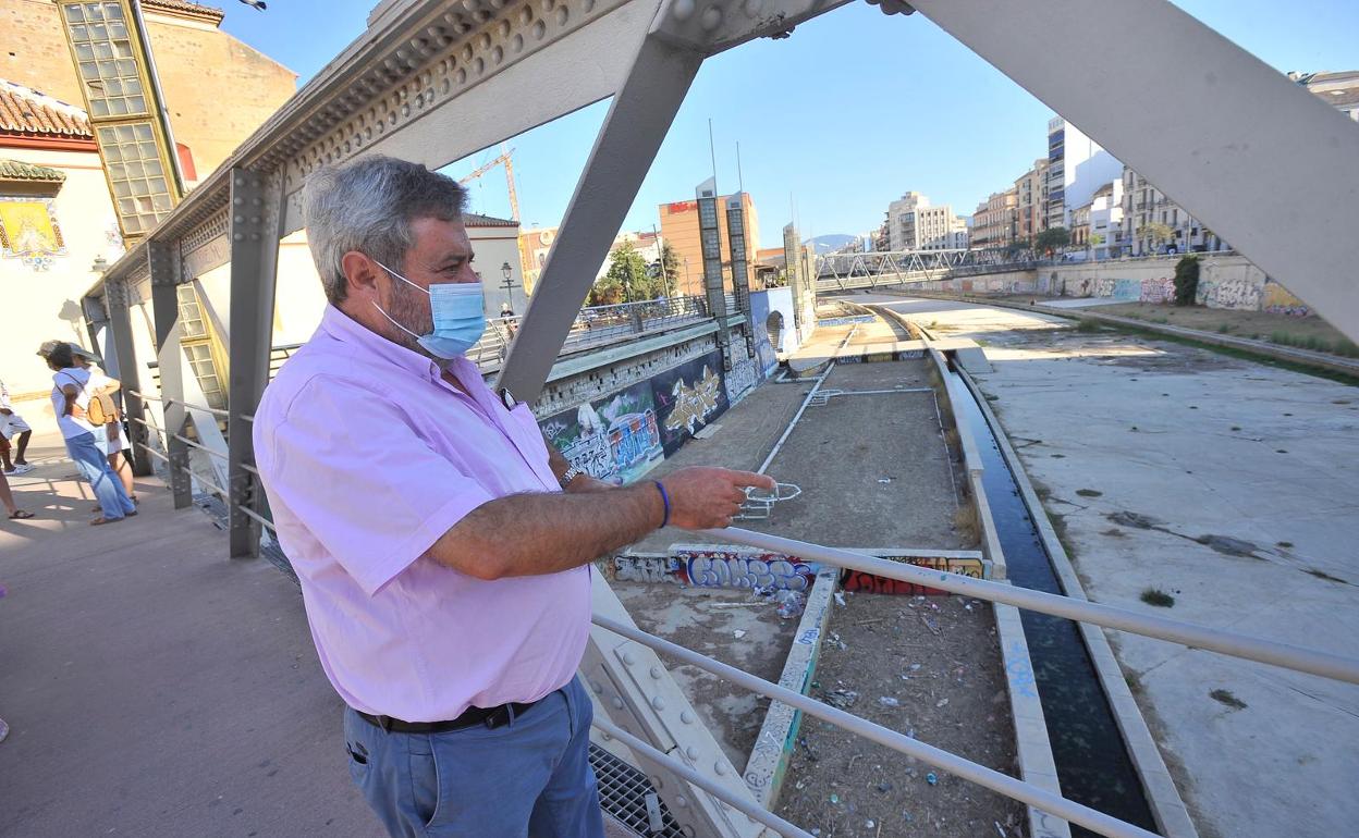 Santiago Martín Barajas, de Ecologistas en Acción, señala al cauce del Guadalmedina. 