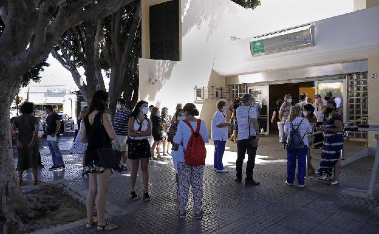 Usuarios hacen cola en la puerta del centro de salud de Campanillas 