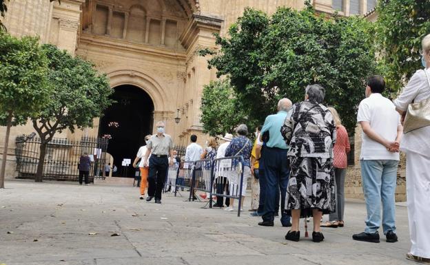 Imagen principal - Colas para entrar en la catedral. El obispo, Jesús Catalá. Toma de temperatura al alcalde de Málaga, Francisco de la tTrre.