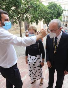 Imagen secundaria 2 - Colas para entrar en la catedral. El obispo, Jesús Catalá. Toma de temperatura al alcalde de Málaga, Francisco de la tTrre.
