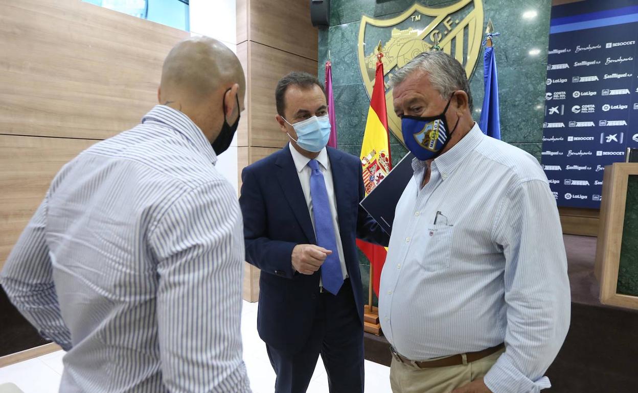 José María Muñoz, en el centro junto al director deportivo Manolo Gaspar y el consejero Martín Aguilar.