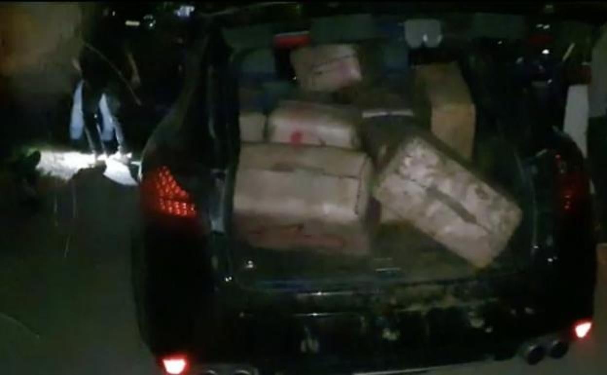 Fardos intervenidos en la operación policial. 