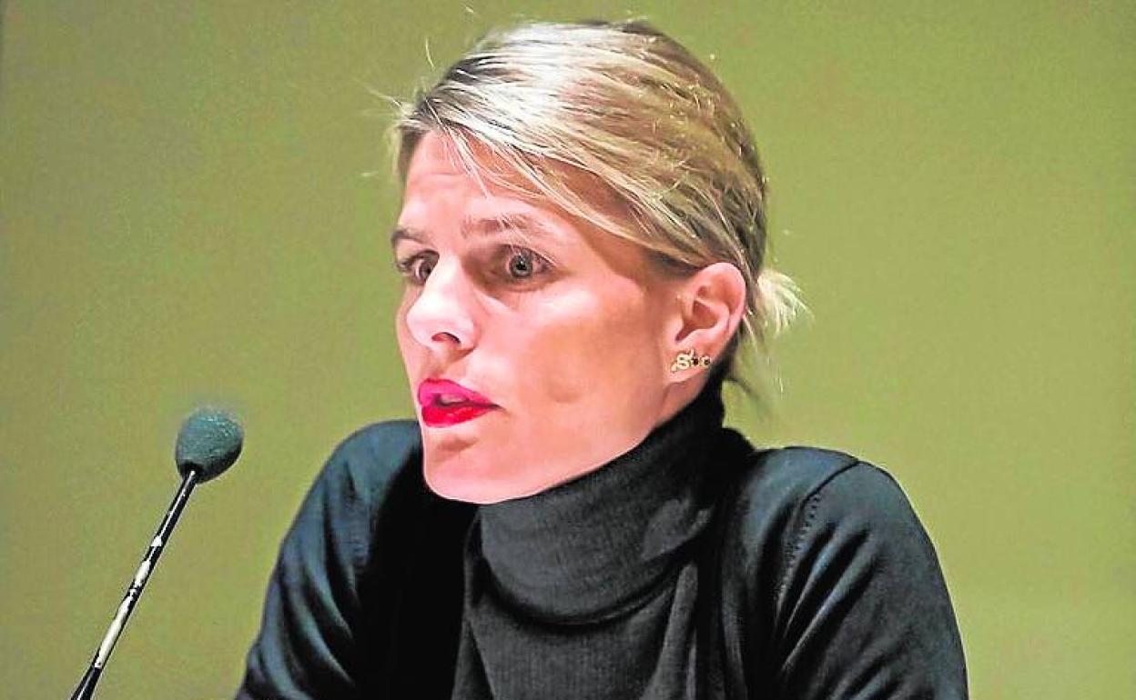 Rojas-Marcos es profesora y escritora. 