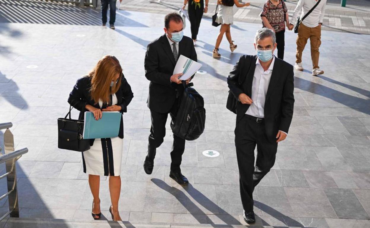 El administrador judicial del Málaga, José María Muñoz, a su entrada esta mañana en los juzgados. 
