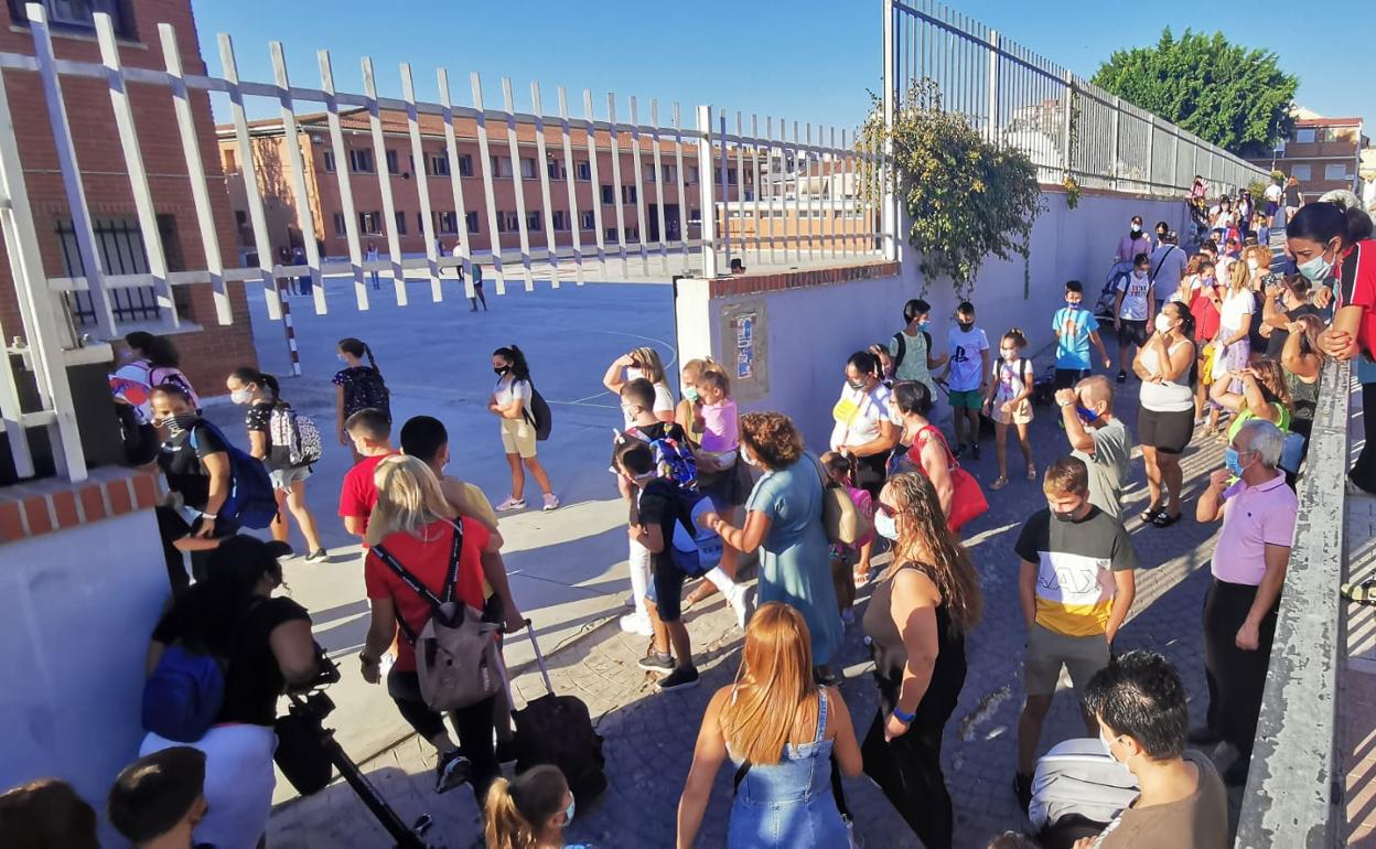 El primer día de clase en un aula del colegio Arturo Reyes, con estreno del protocolo de seguridad anti-Covid. 