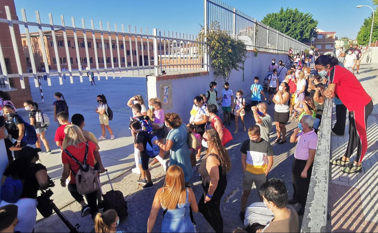 Entrada en un colegio de la capital. 