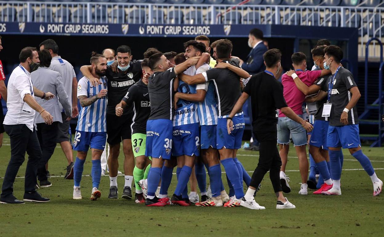 La plantilla del Málaga celebra el decisivo triunfo ante el Deportivo en la recta final de la pasada temporada. 