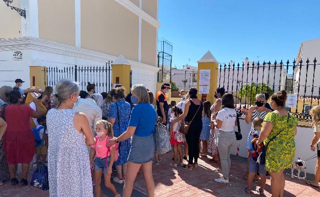 Imagen principal - Arriba, entrada al colegio público San Miguel de Nerja; abajo a la izquierda, voluntarios de Protección Civil en Los Llanos de Torrox-Costa y a la derecha, toma de temperatura al acceder al centro nerjeño. 