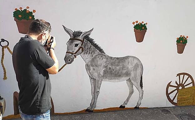 Imagen principal - El pueblo de Cartajima se reinventa con originales murales