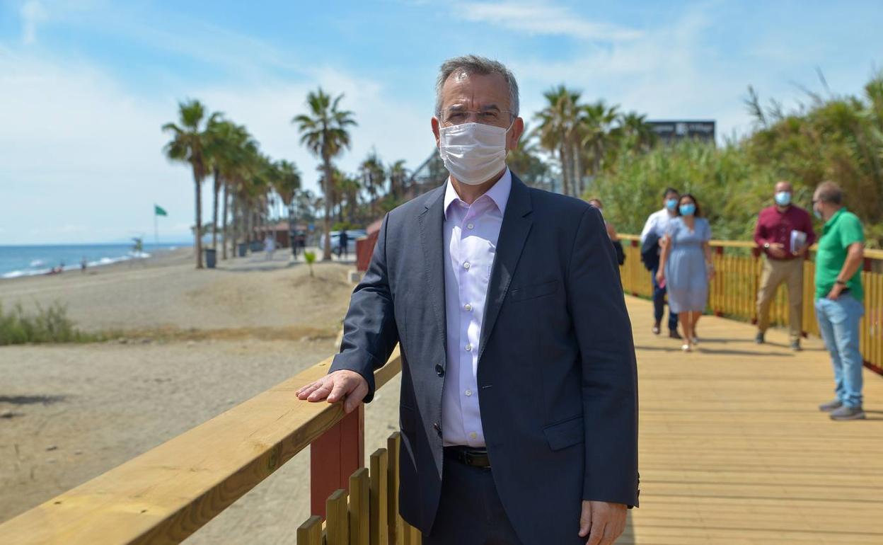 José María García Urbano, el jueves en la inauguración de un tramo de la Senda Litoral en Estepona