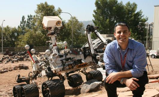 El español Fernando Abilleira junto a una copia del rover Curiosity, que aterrizó en Marte el 5 de agosto de 2012 y que determinó que el planeta rojo pudo ser habitable. 