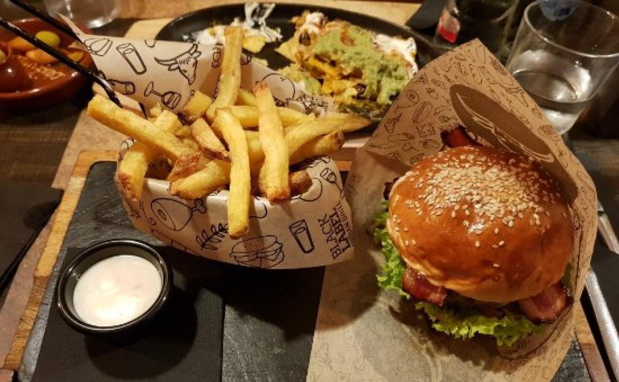 Vista de una de las hamburguesas estrella de Black Label. 