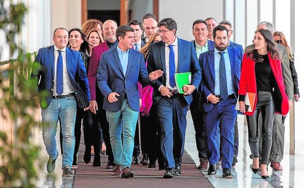 Marín, con parte del grupo parlamentario y consejeros de la Junta 