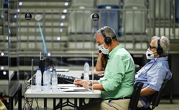 Juan Carlos Tirado y José María Martín Urbano, protegidos por una mampara durante la retransmisión de la Copa de Andalucía para Canal Sur. 
