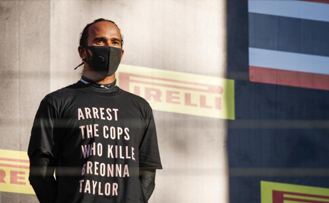 Lewis Hamilton, con una camiseta reivindicativa en el podio de Mugello. 