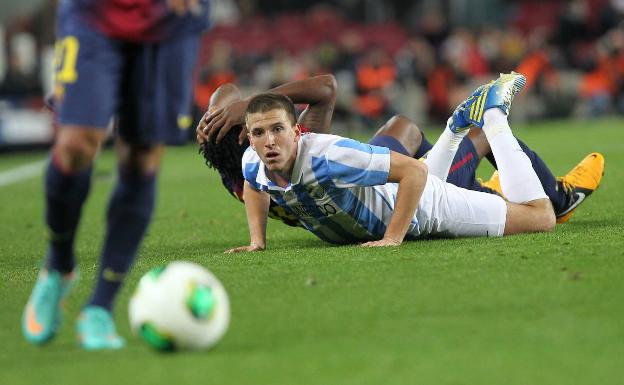 Imagen principal - Arriba, Camacho en un partido ante el Barcelona con el Málaga; sobre estas líneas, celebrando un tanto del Wolfsburgo y, a la derecha, en un entrenamiento del cuadro de La Rosaleda. 