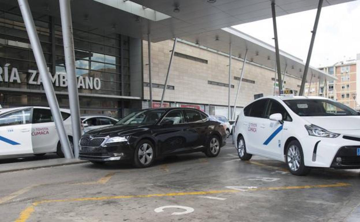 Taxis y VTC, en la zona de precontratación de la estación María Zambrano. 