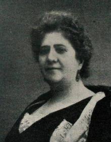 Imagen secundaria 2 - El diputado de Cultura, Víctor González, visita la exposición con la comisaria. Abajo, uno de los libros expuestos y el retrato de Suceso Luengo.